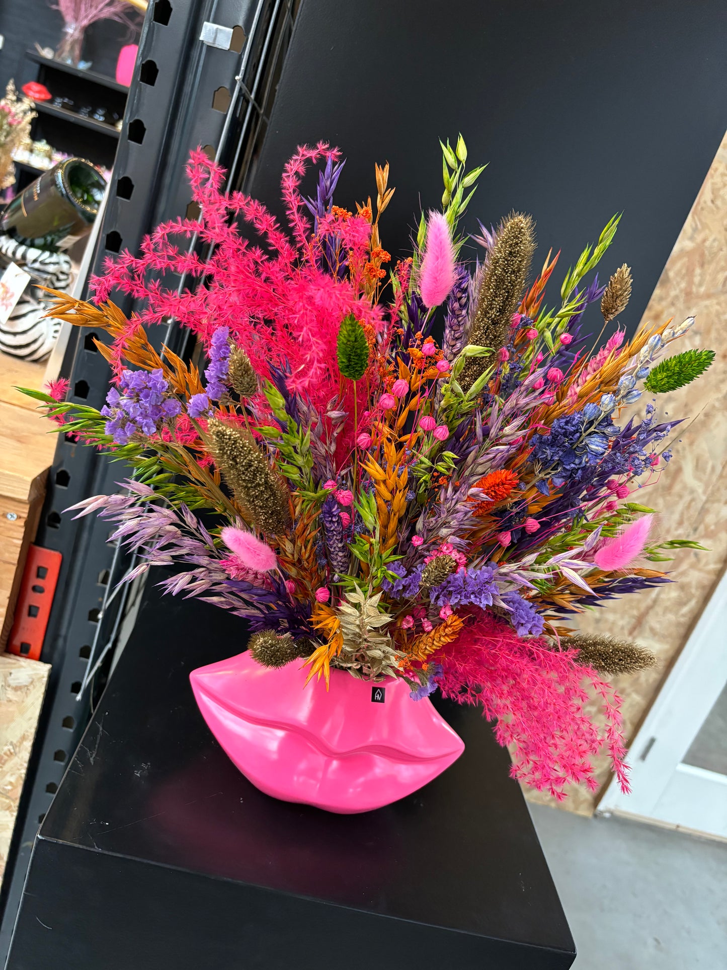 Lips vaas neon roze & droogbloemen