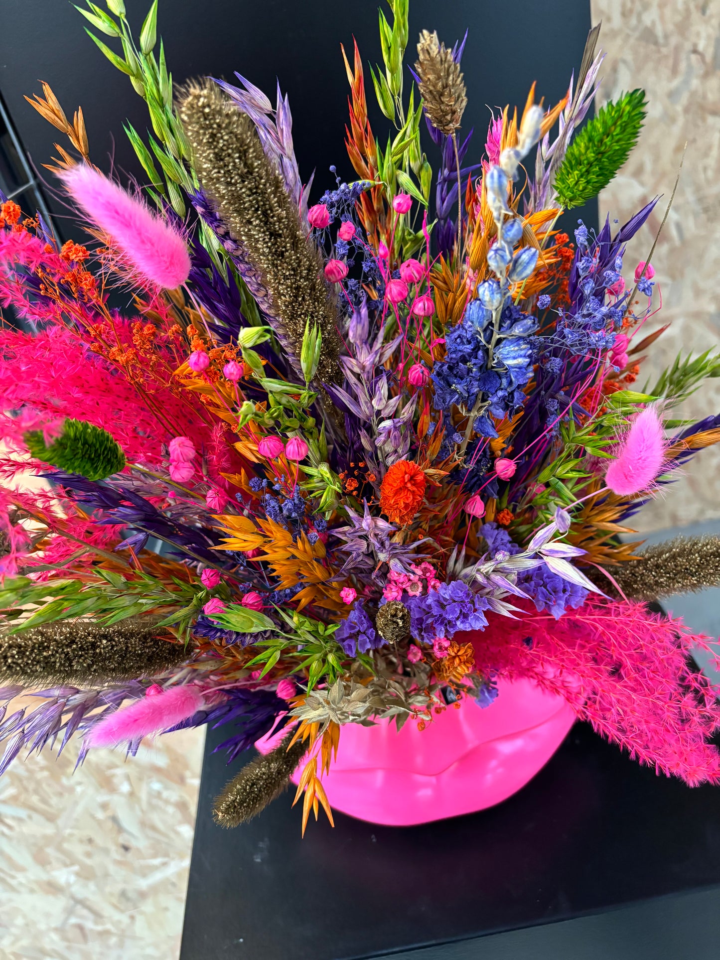 Lips vaas neon roze & droogbloemen