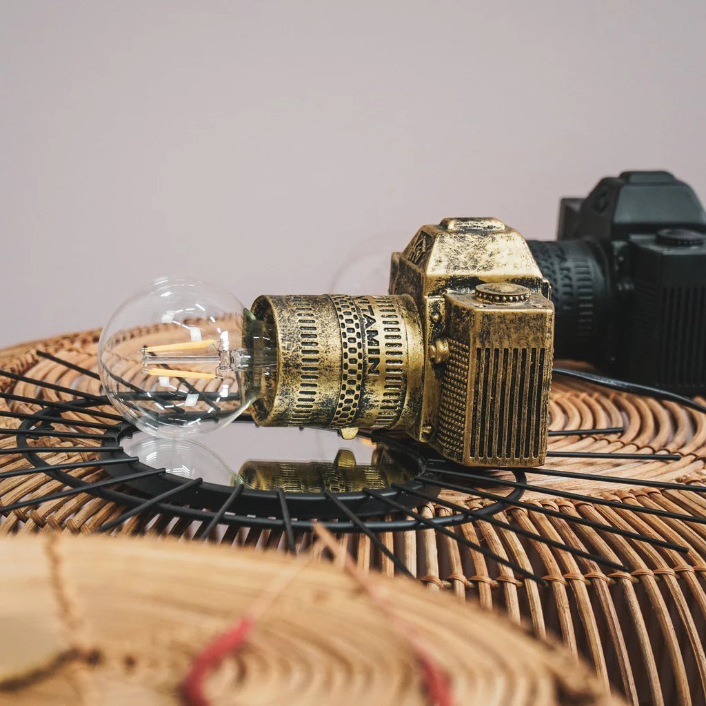 HV strike a pose camera lamp goud