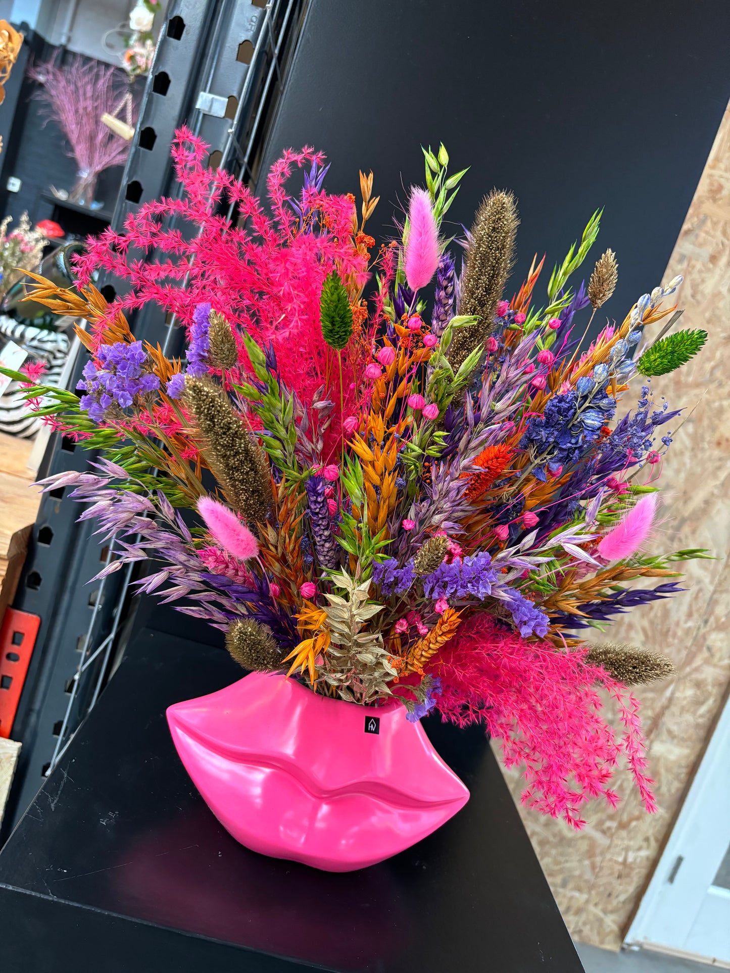 Lips vaas neon roze & droogbloemen