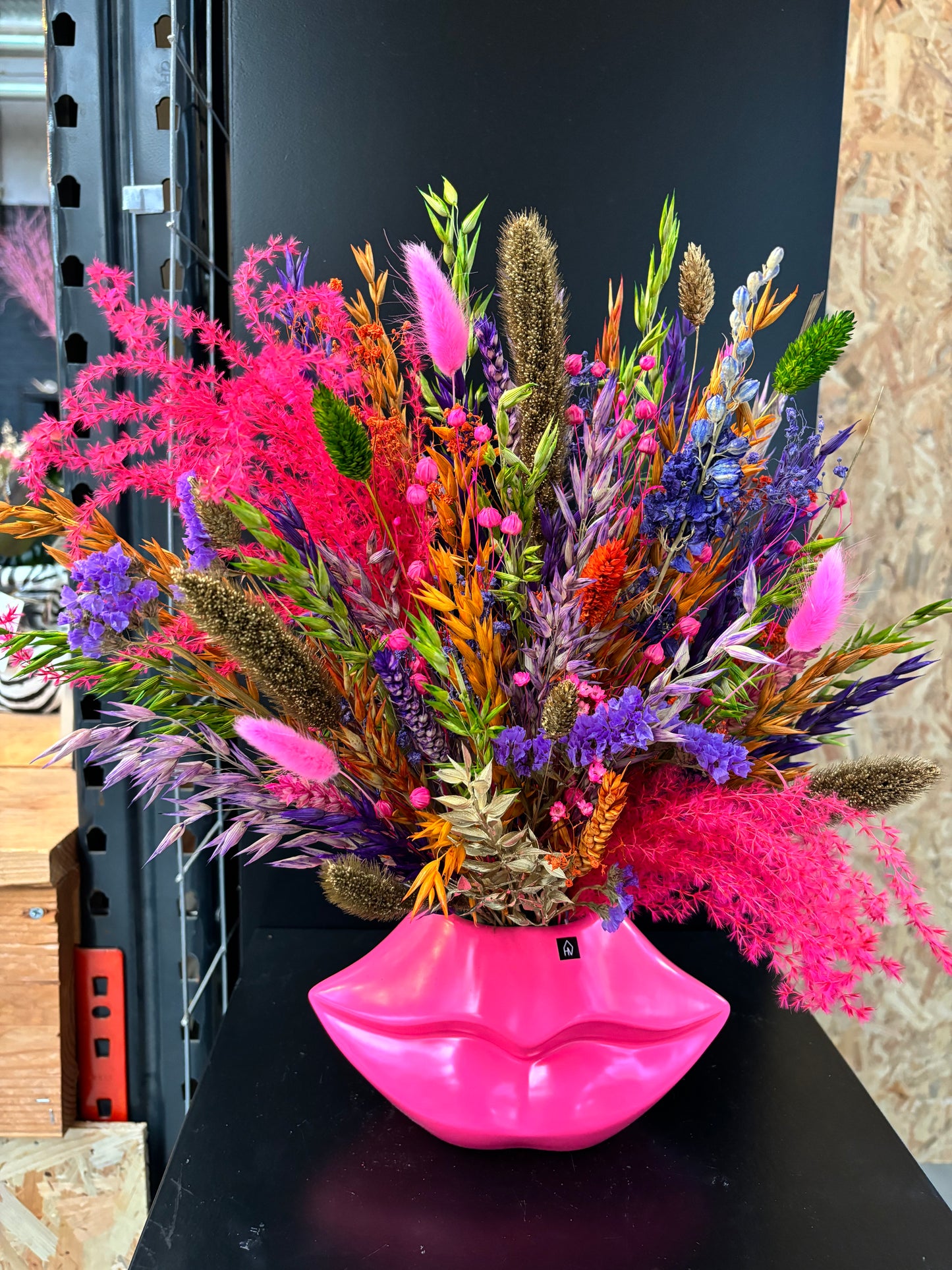 Lips vaas neon roze & droogbloemen