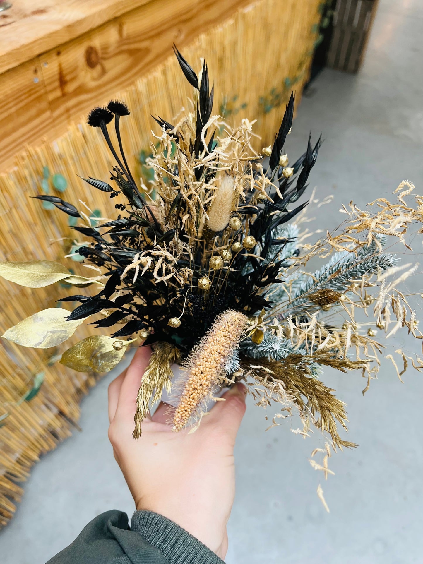 Droogbloemen tafelstukje Luxury Gold