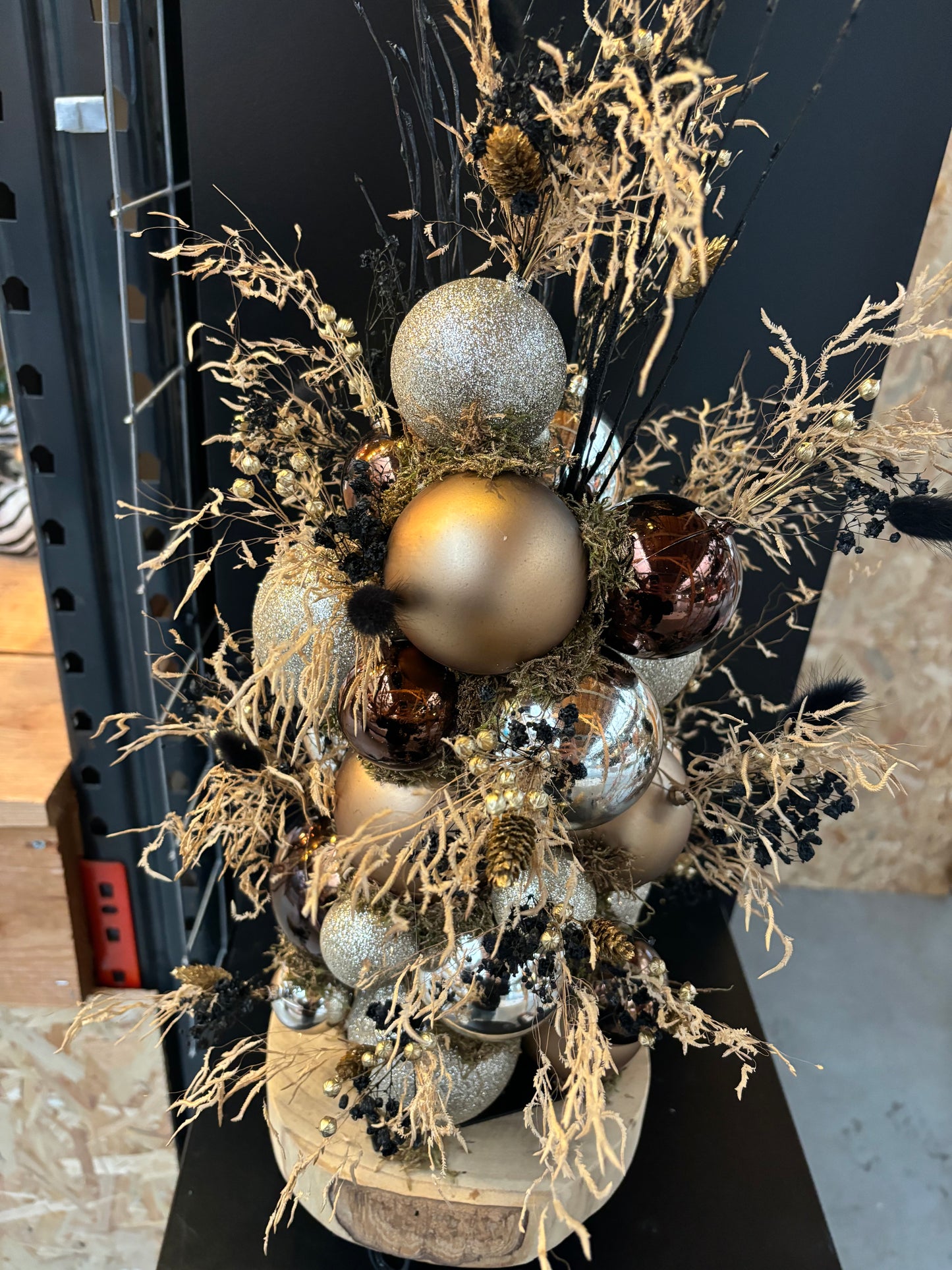 Droogbloemen kerststuk goud