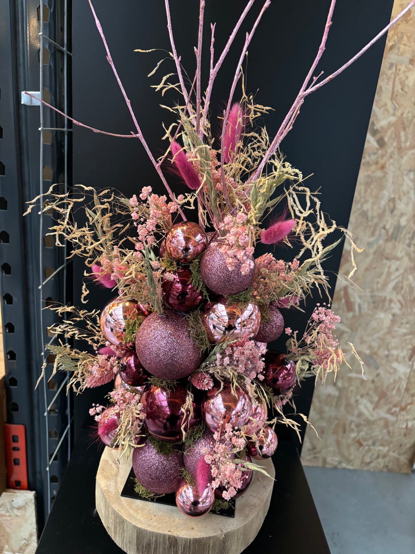 Droogbloemen kerststuk roze